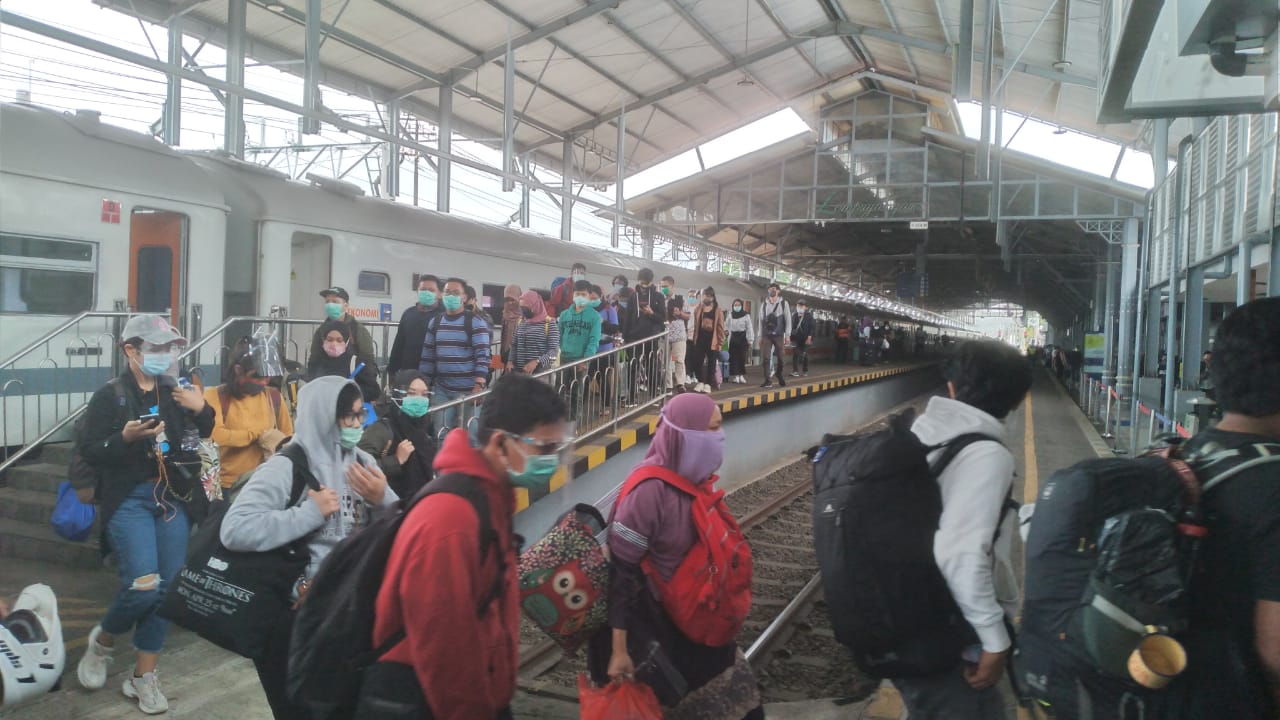 Suasana penumpang turun dari KA Bengawan relasi Jakarta Pasarsenin-Lempuyangan, di Stasiun Lempuyangan, Yoyakarta, Selasa, 27 Oktober 2020. (dok. KAI Daop 6)