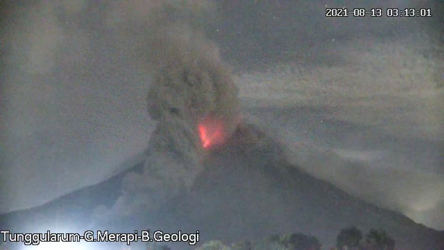 Gunung Merapi erupsi, Jumat (13/8/2021) pukul 03.09 WIB. (dok. BPPTKG)
