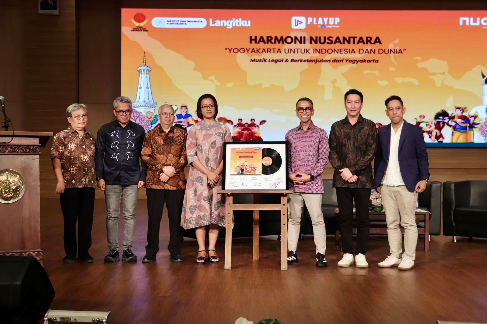 Penandatanganan Simbolis oleh Gusti Kanjeng Ratu Mangkubumi, CEO Nuon, Aris Sudewo, CEO PlayUp by Langit Musik, Pascal Lesmana, Perwakilan Yayasan Tunas Bakti Indonesia Emas, Anis Ilahi Wahdati, VP Digital Music Nuon, Adib Hidayat, Wakil Rektor Bidang Akademik dan Perencanaan Institut Seni Indonesia Yogyakarta, Dr. Dewanto Sukistono M.Sn, serta perwakilan musisi, Pongki Tri Barata. (Dok. Istimewa)